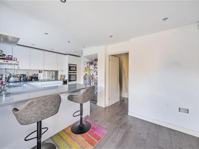 Kitchen/Breakfast Room: